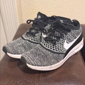 Nike Black and White women Running Shoes